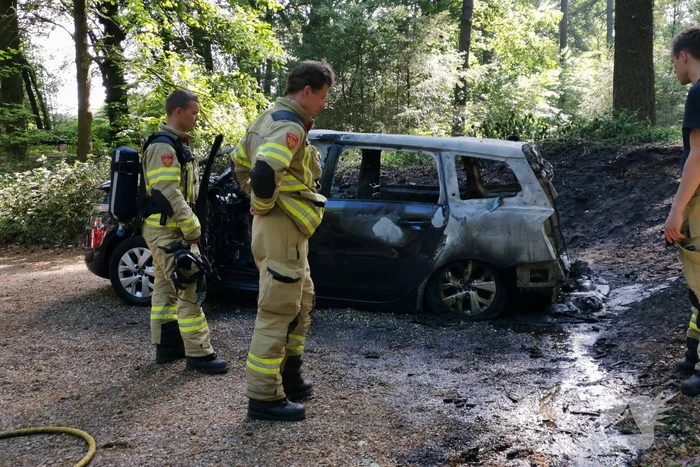 Auto vliegt in brand op parkeerplaats
