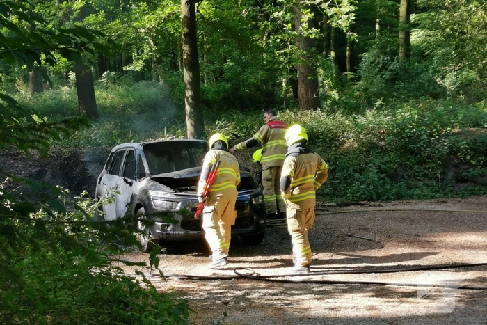 Auto vliegt in brand op parkeerplaats