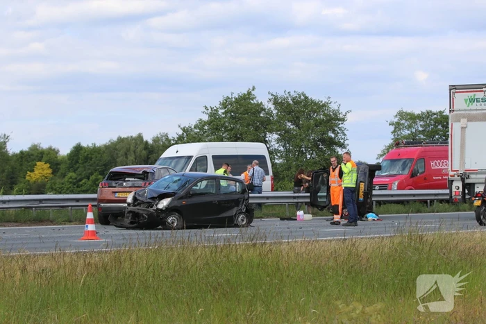 Auto belandt op zijn kant bij aanrijding op snelweg