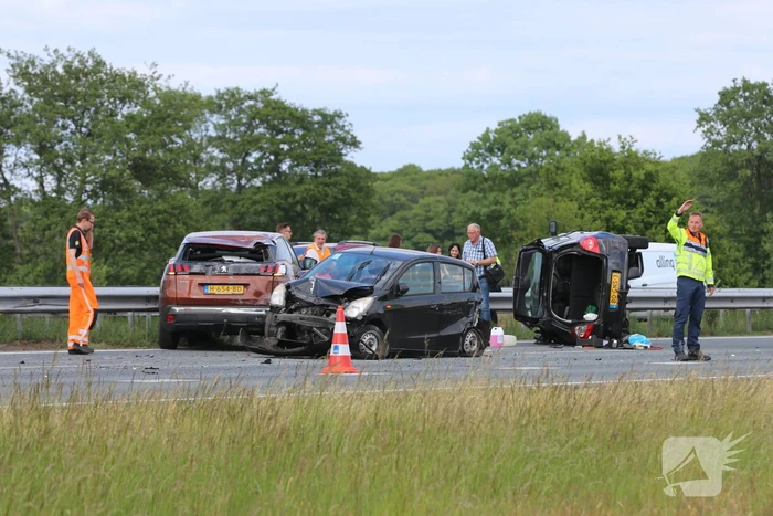 Auto belandt op zijn kant bij aanrijding op snelweg