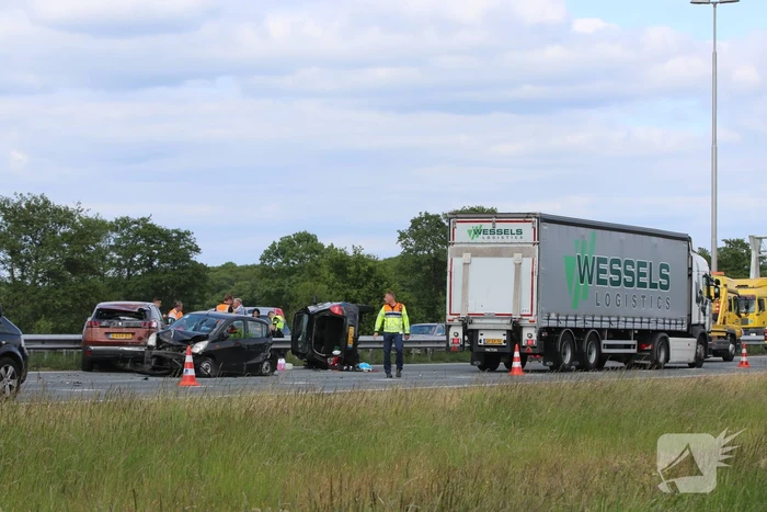 Auto belandt op zijn kant bij aanrijding op snelweg