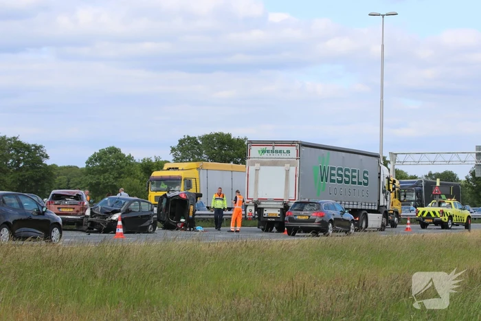 Auto belandt op zijn kant bij aanrijding op snelweg