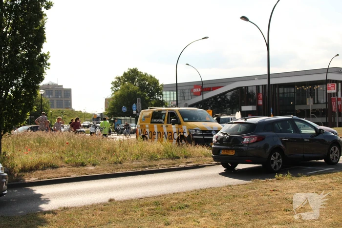 Fietser aangereden door bestelbus op Rotonde 14