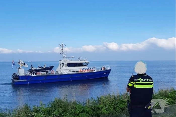 Vissersboot botst op gedumpte gereedschapskist