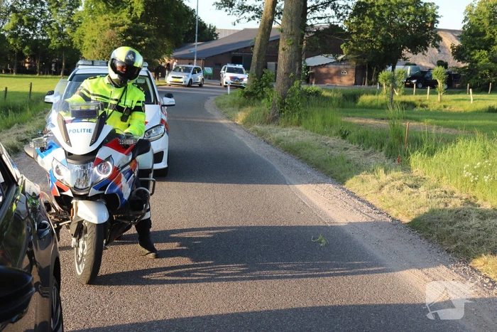 Auto raakt van de weg belandt op de kop in sloot