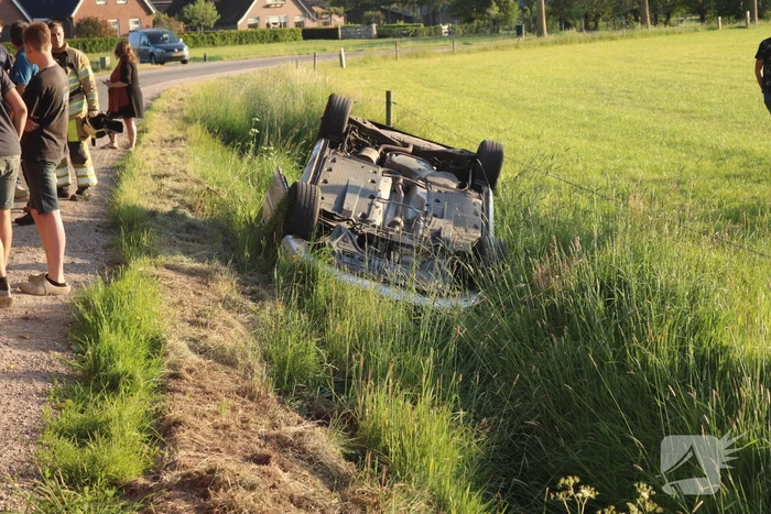 Auto raakt van de weg belandt op de kop in sloot