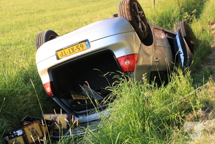 Auto raakt van de weg belandt op de kop in sloot