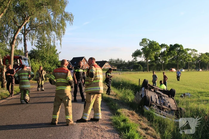 Auto raakt van de weg belandt op de kop in sloot