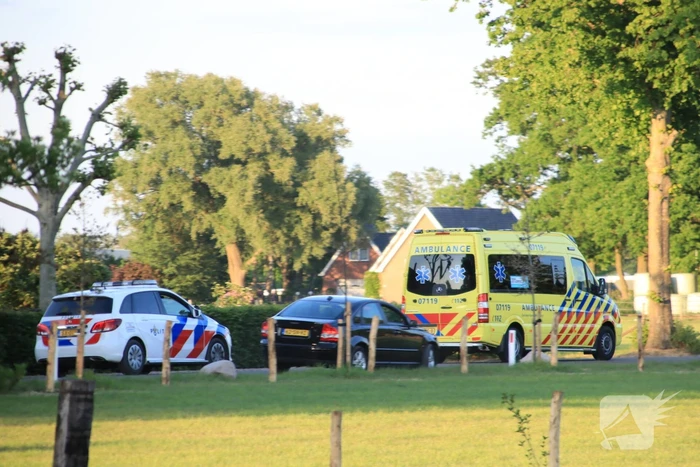 Auto raakt van de weg belandt op de kop in sloot