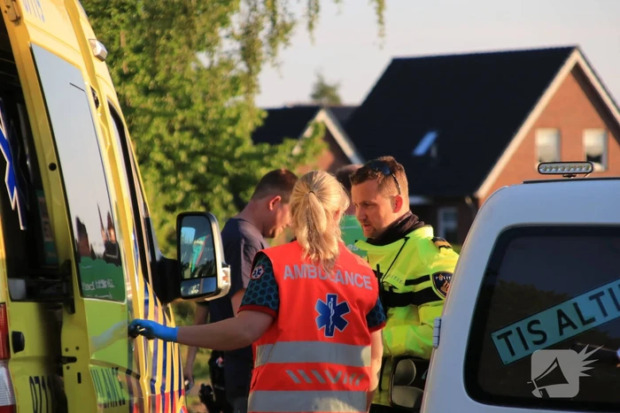 Auto raakt van de weg belandt op de kop in sloot