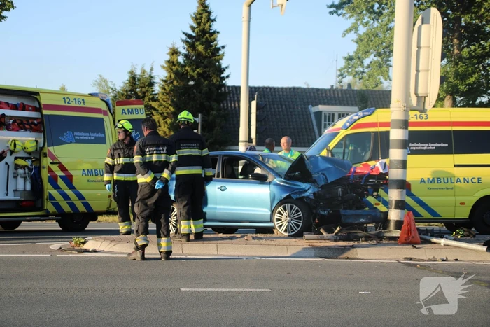 Automobilist botst frontaal op verkeerslicht