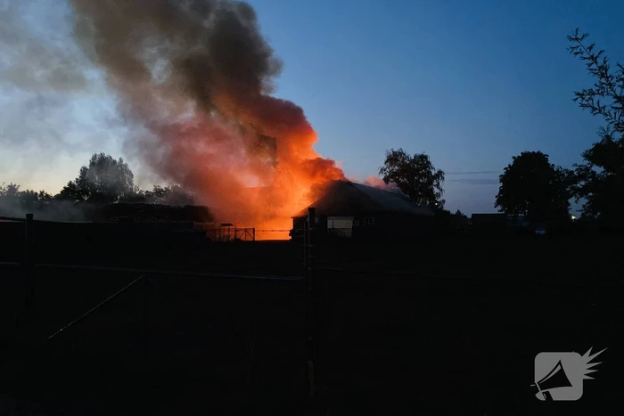 Grote uitslaande brand in schuur