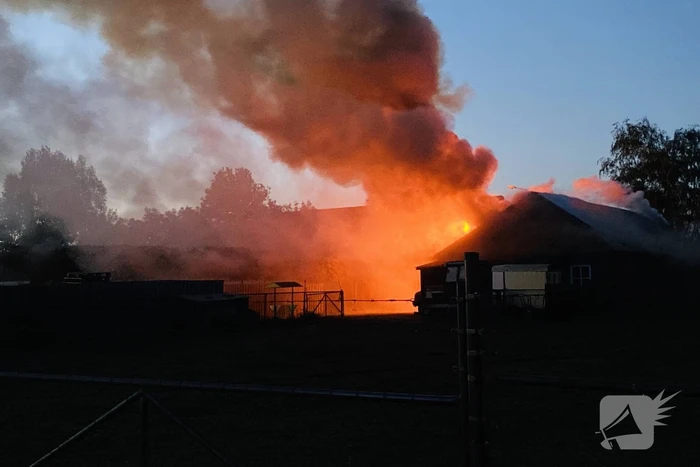 Grote uitslaande brand in schuur