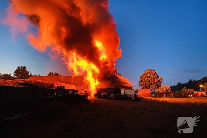 Grote uitslaande brand in schuur