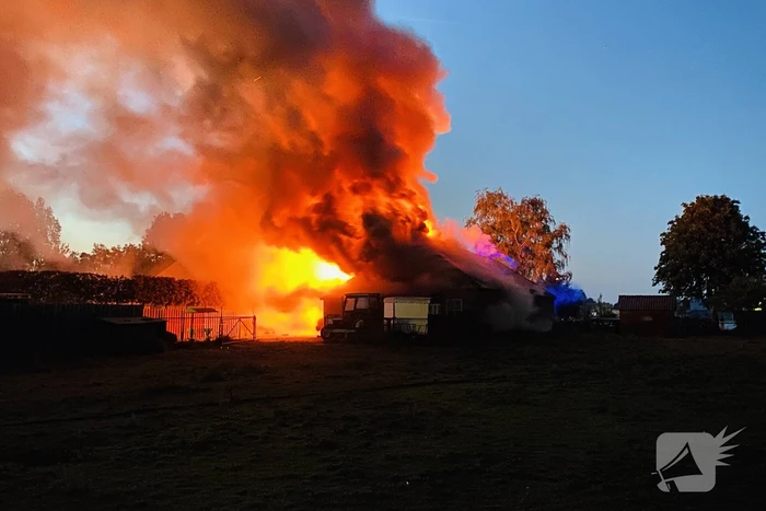 Grote uitslaande brand in schuur