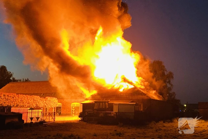 Grote uitslaande brand in schuur