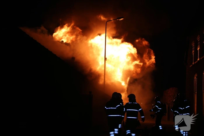 Grote uitslaande brand in schuur