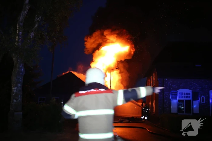 Grote uitslaande brand in schuur