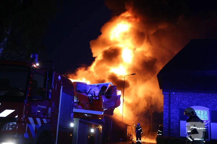 Grote uitslaande brand in schuur