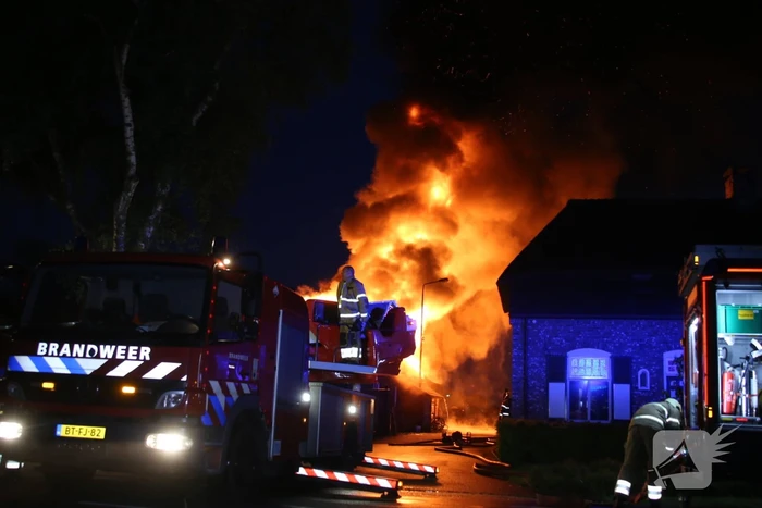 Grote uitslaande brand in schuur