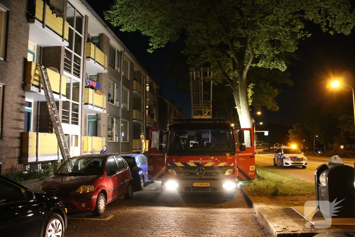 Brandgerucht door beslagen ramen van woning