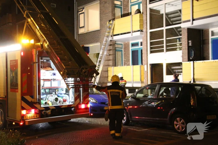 Brandgerucht door beslagen ramen van woning