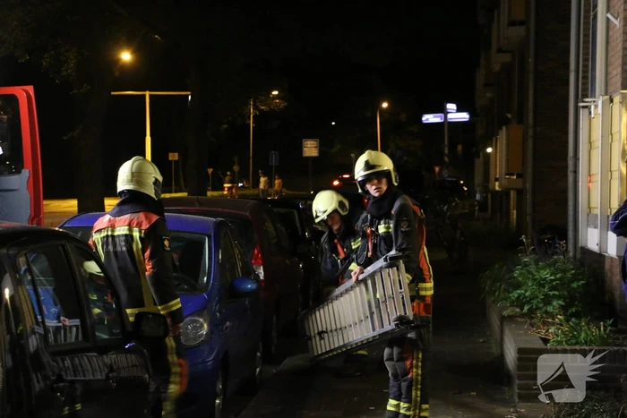 Brandgerucht door beslagen ramen van woning