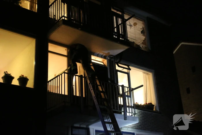 Brandgerucht door beslagen ramen van woning