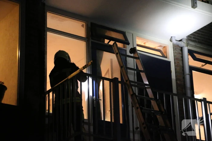 Brandgerucht door beslagen ramen van woning