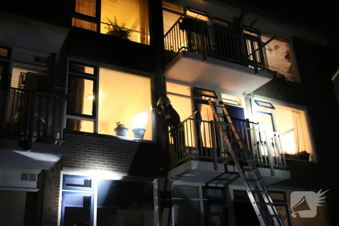 Brandgerucht door beslagen ramen van woning