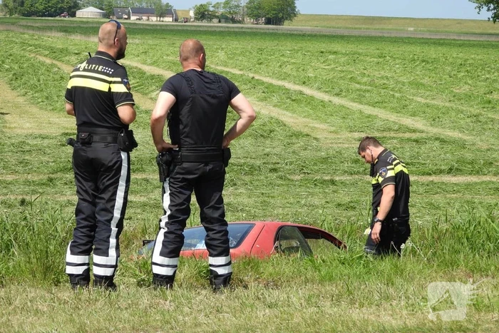 Personenauto belandt in sloot