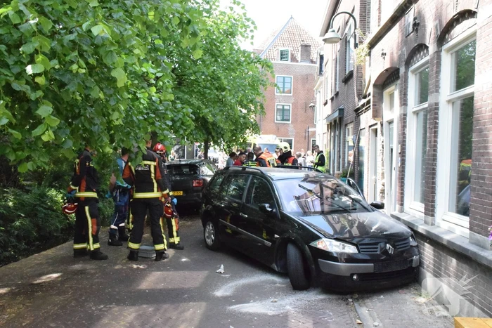Personenauto botst op gevel van woning