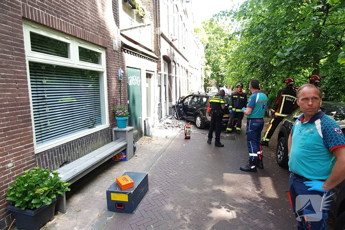 Personenauto botst op gevel van woning