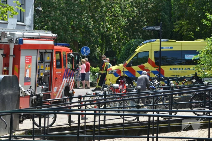 Personenauto botst op gevel van woning