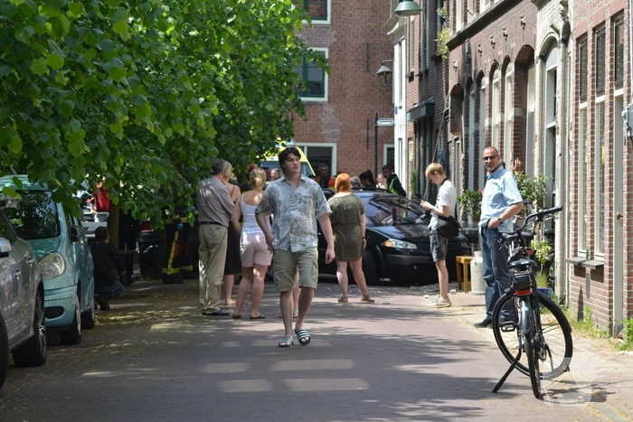Personenauto botst op gevel van woning