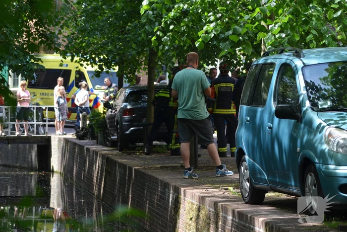 Personenauto botst op gevel van woning
