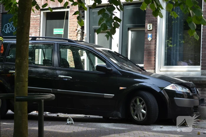 Personenauto botst op gevel van woning