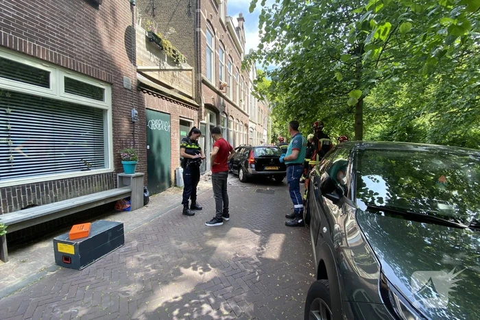 Personenauto botst op gevel van woning