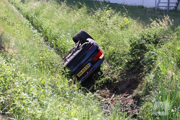 Auto belandt op de kop in de sloot, twee personen zwaargewond