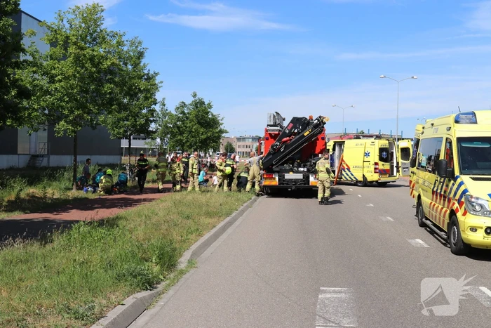 Auto belandt op de kop in de sloot, twee personen zwaargewond
