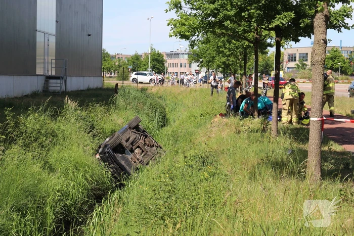 Auto belandt op de kop in de sloot, twee personen zwaargewond