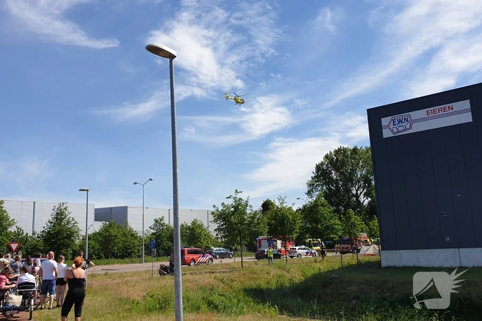 Auto belandt op de kop in de sloot, twee personen zwaargewond
