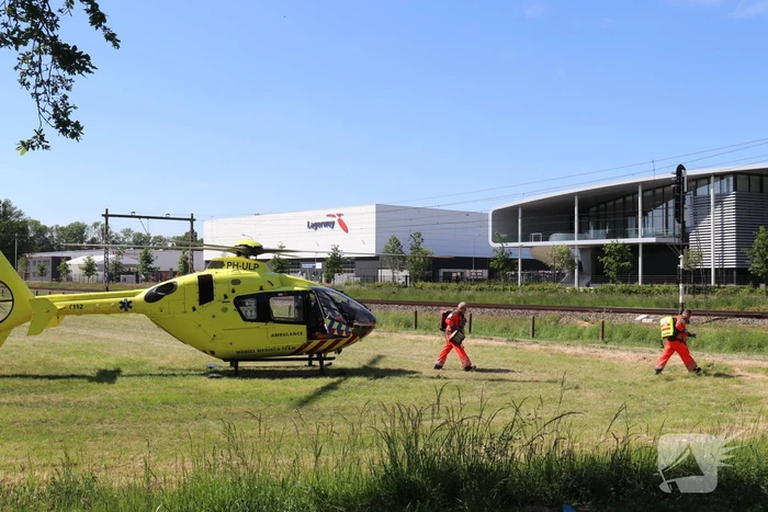 Auto belandt op de kop in de sloot, twee personen zwaargewond
