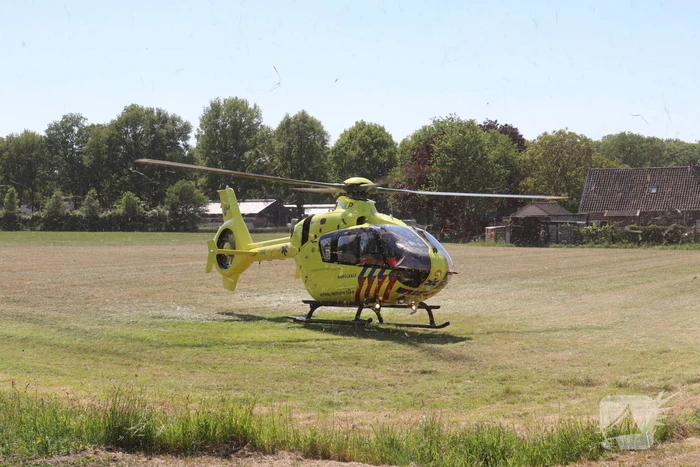 Auto belandt op de kop in de sloot, twee personen zwaargewond
