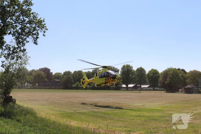 Auto belandt op de kop in de sloot, twee personen zwaargewond