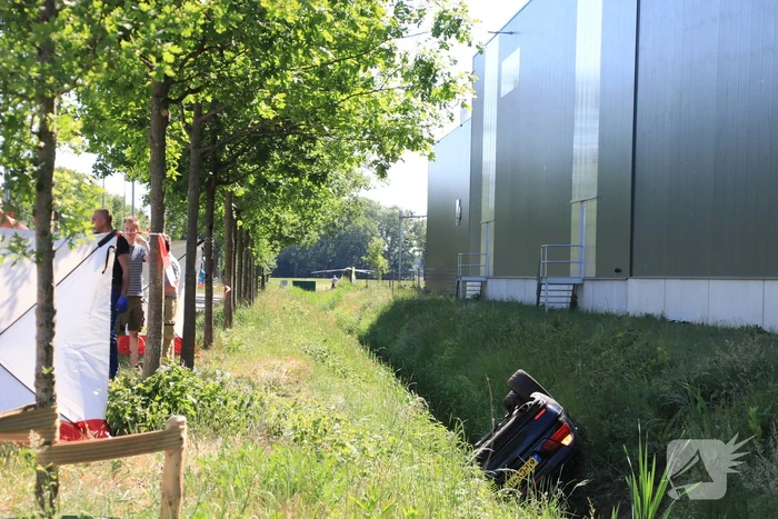 Auto belandt op de kop in de sloot, twee personen zwaargewond