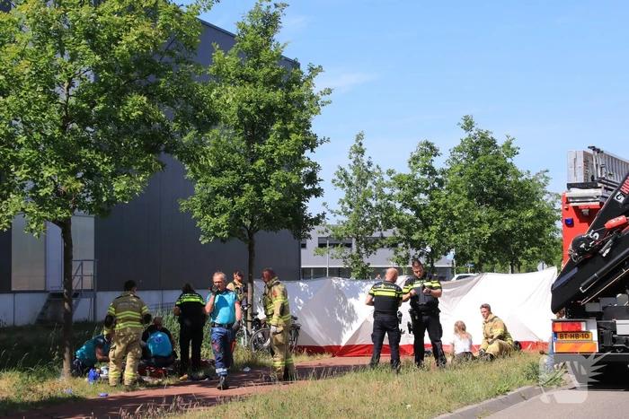 Auto belandt op de kop in de sloot, twee personen zwaargewond