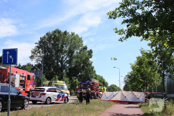 Auto belandt op de kop in de sloot, twee personen zwaargewond
