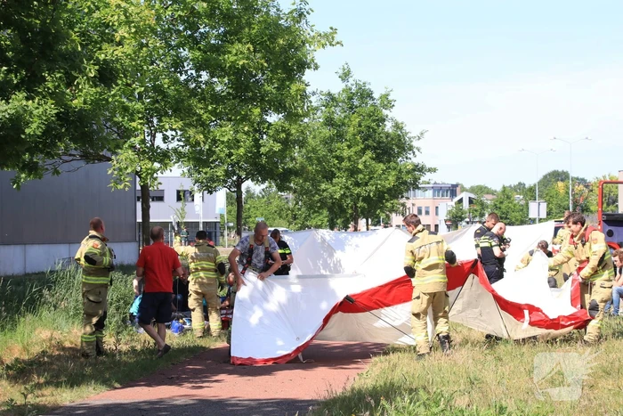 Auto belandt op de kop in de sloot, twee personen zwaargewond