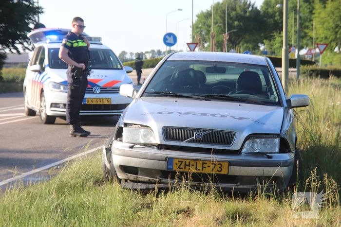 Auto knalt op betonblok bestuurder neemt de benen